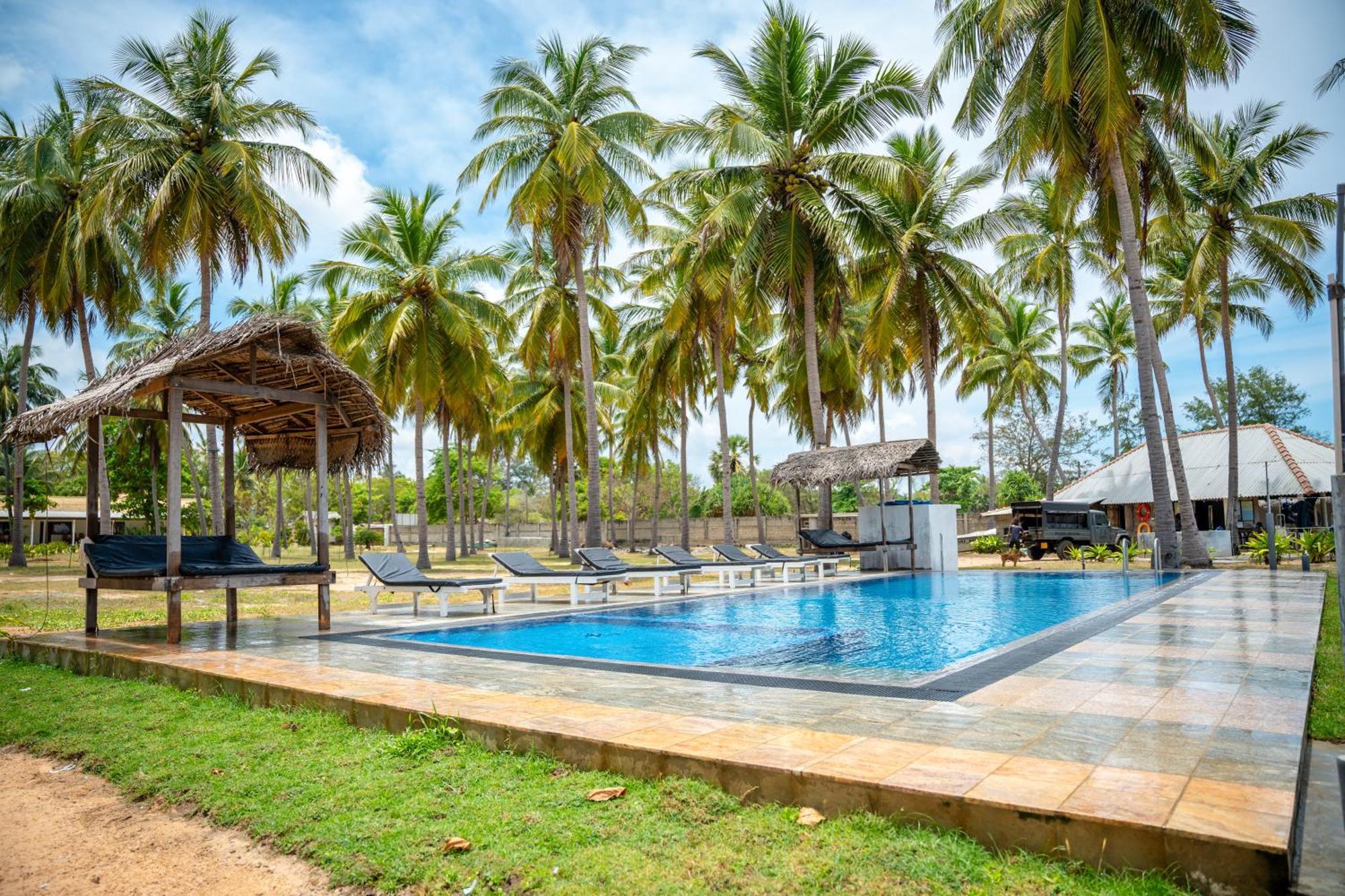 Sea Way Hotel Nilaveli Bagian luar foto
